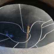 21 Oculo in vetro con colomba stilizzata di Fiabane